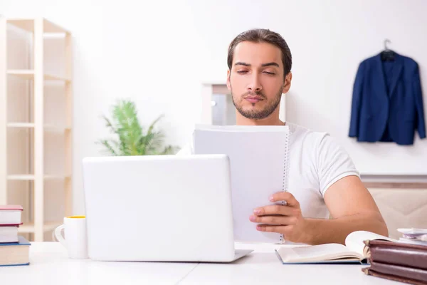 Jeune étudiant masculin se préparant aux examens à la maison — Photo