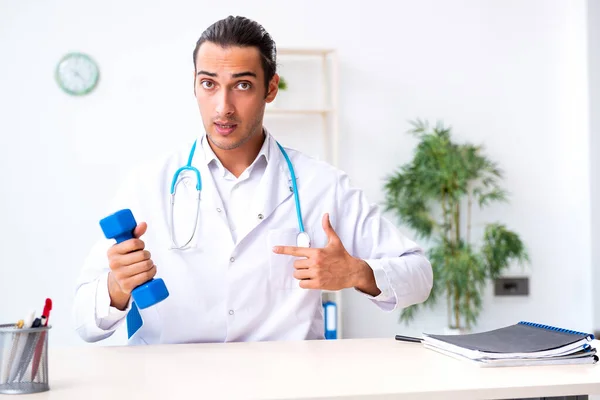 Ung manlig läkare inom idrott och bantning koncept — Stockfoto