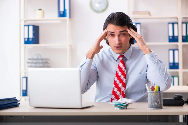 Jeune employé masculin souffrant dans le bureau — Photo