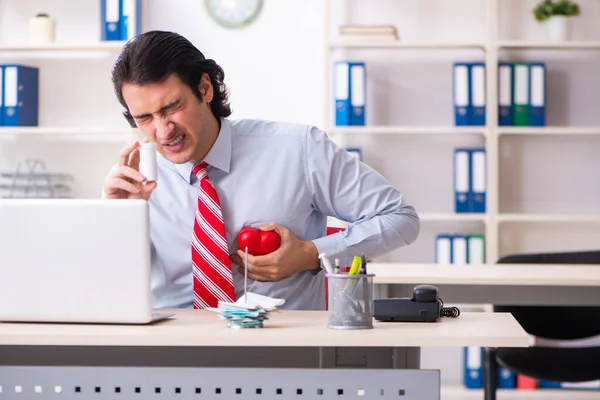 Junge männliche Angestellte leiden im Büro — Stockfoto