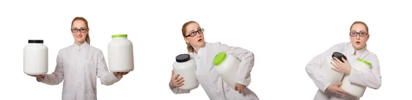 Jeune femme médecin tenant pot de protéines isolé sur blanc — Photo