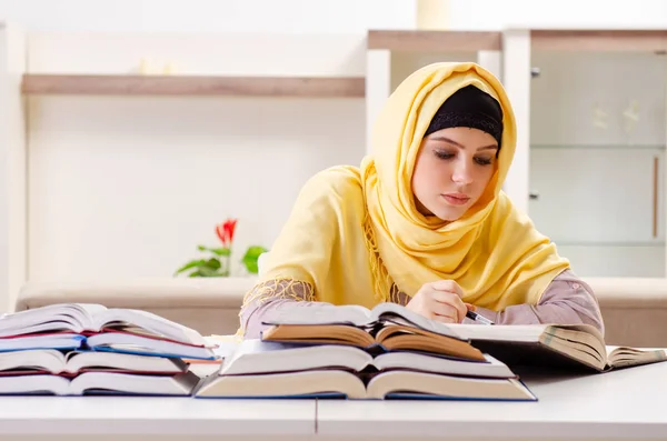 Kvinna student i hijab förbereder sig för tentor — Stockfoto