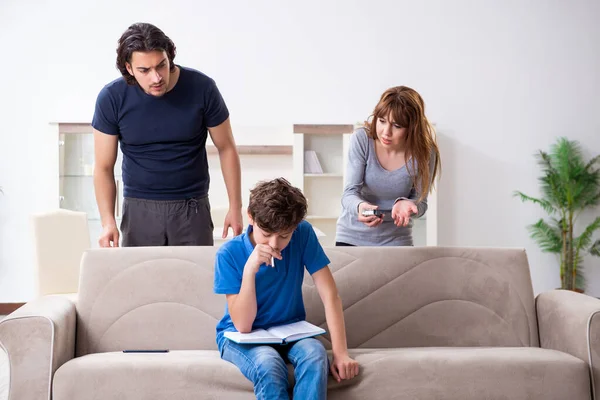 Concepto de fumador menor de edad con niño y familia —  Fotos de Stock