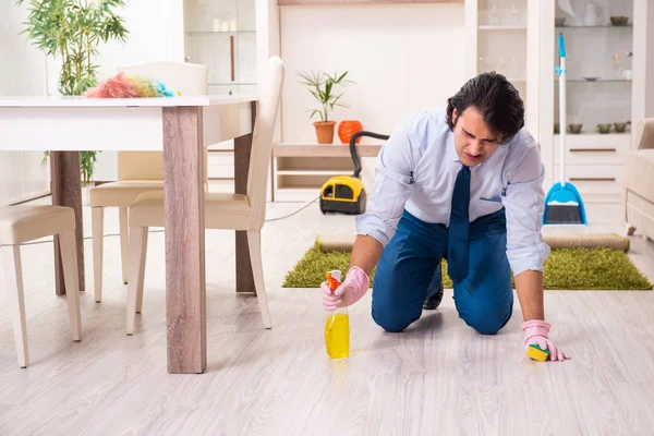 Jonge zakenman maakt het huis schoon — Stockfoto