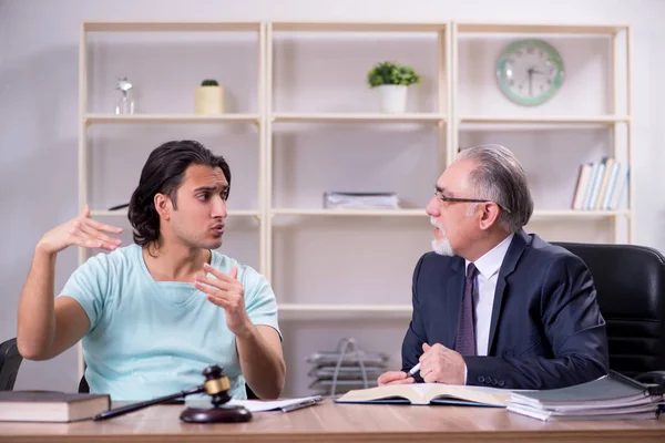 Joven visitando experimentado abogado masculino — Foto de Stock