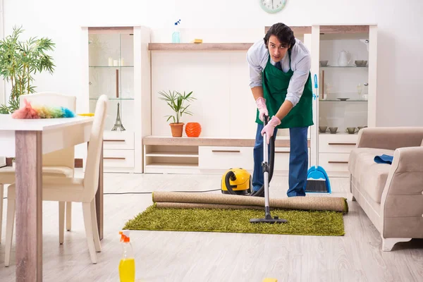 Jonge zakenman maakt het huis schoon — Stockfoto