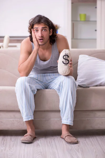 Homem desempregado desesperado em casa — Fotografia de Stock