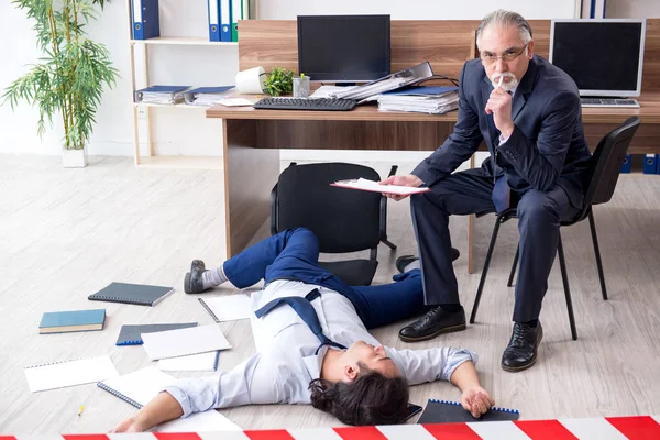 Enquêteur judiciaire et employé décédé dans le bureau — Photo