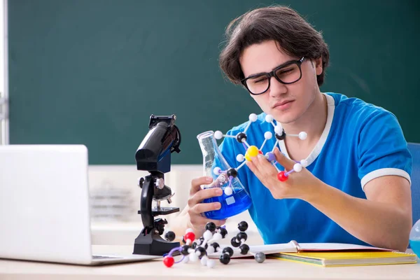 Joven estudiante masculino en el aula —  Fotos de Stock