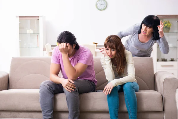 Junge Familie und Schwiegermutter in Familienangelegenheiten — Stockfoto