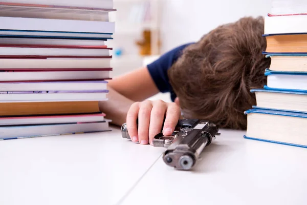 Jeune étudiant stressé par des études excessives — Photo