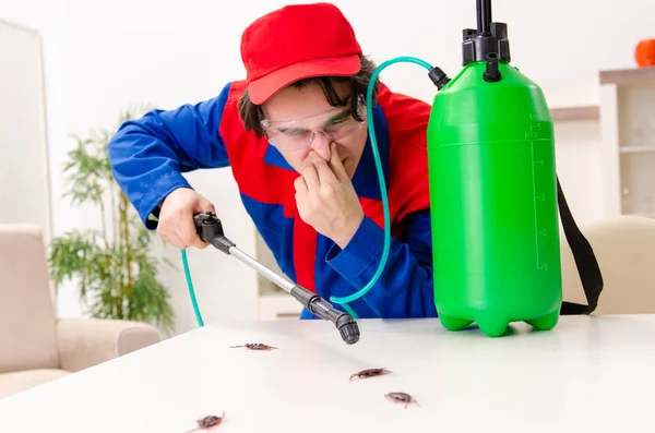 Joven contratista haciendo control de plagas en casa — Foto de Stock