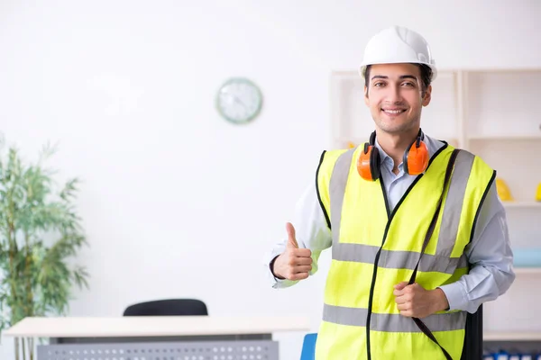 Jovem arquiteto masculino que trabalha no escritório — Fotografia de Stock