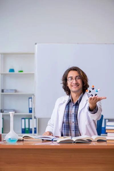 Professor de Química durante palestra na faculdade — Fotografia de Stock