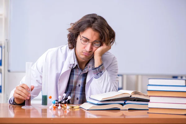 Profesor de química durante la conferencia en la universidad — Foto de Stock