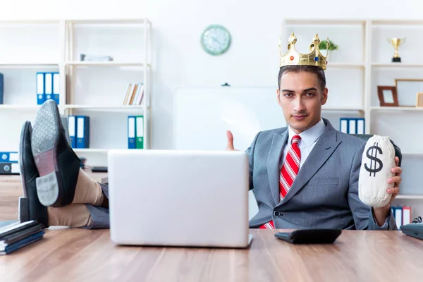 Rei empresário em seu local de trabalho — Fotografia de Stock