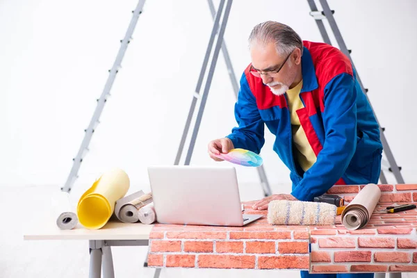 Antigo empreiteiro fazendo renovação em casa — Fotografia de Stock