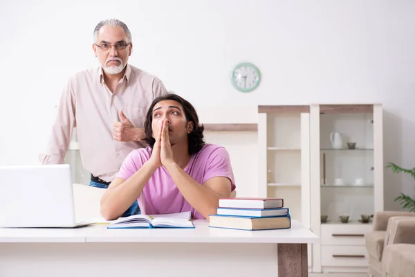 Velho pai ajudando seu filho na preparação exame — Fotografia de Stock
