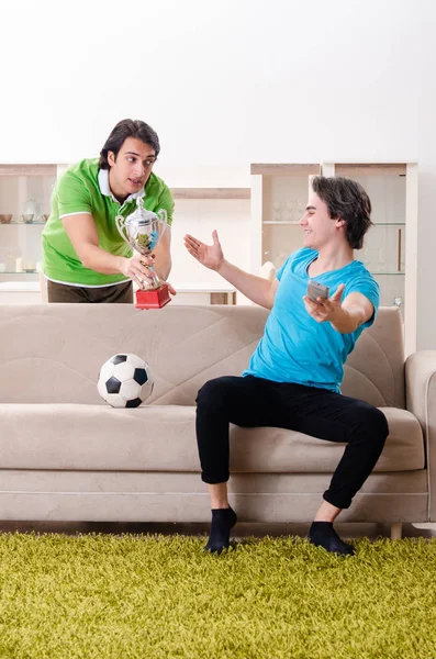Vänner tittar på fotboll hemma — Stockfoto