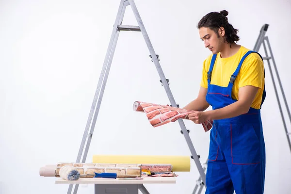 Empreiteiro jovem fazendo renovação em casa — Fotografia de Stock