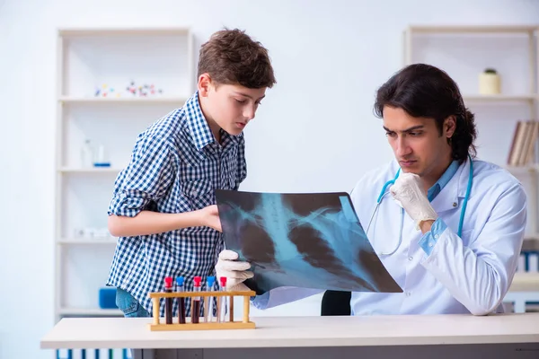Mężczyzna radiolog patrząc na chłopców zdjęcia — Zdjęcie stockowe