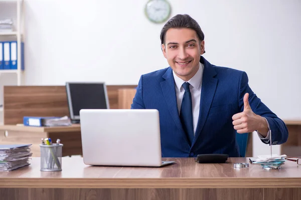 Jonge mannelijke zakenman werkzaam in het kantoor — Stockfoto