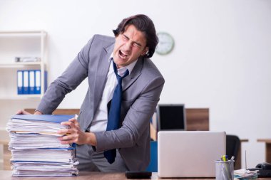 Genç bir erkek işçi aşırı işten memnun değil.