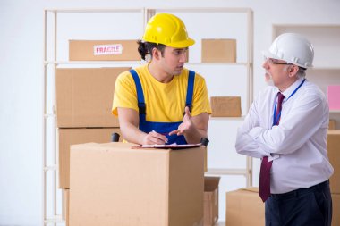 Profesyonel nakliyeciler evde yer değiştiriyor.