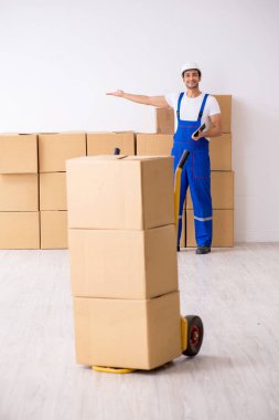 Genç erkek, profesyonel nakliyeci evde yer değiştiriyor.