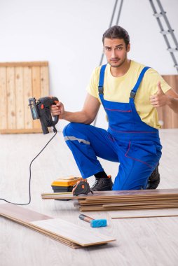 İçeride çalışan genç bir erkek müteahhit.