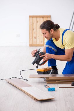 İçeride çalışan genç bir erkek müteahhit.