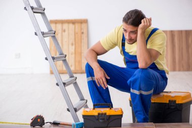 İçeride çalışan genç bir erkek müteahhit.