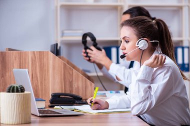 Ofiste çalışan çağrı merkezi operatörleri