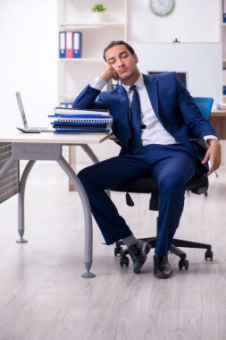 Ofiste çalışan genç bir iş adamı.