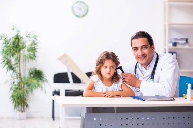 Küçük bir kızla genç bir doktor çocuk doktoru.