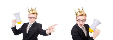 Taçlı ve megafonlu adam beyazın üzerinde izole edilmiş.