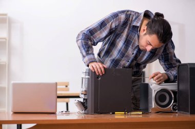 Müzik yüksek kurgu sistemini tamir eden genç mühendis