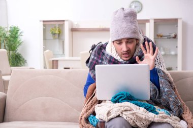 Genç adam evde acı çekiyor.