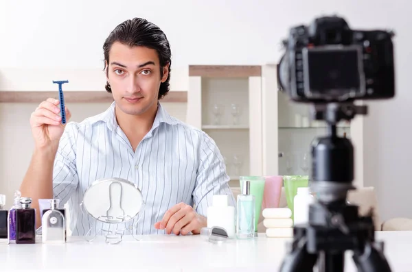 Jonge knappe man opnemen van zijn blog in hygiëne concept — Stockfoto