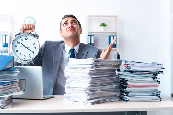 Empresário com carga de trabalho de papelada pesada — Fotografia de Stock