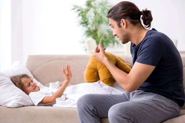 Vater kümmert sich um seine kranke Tochter — Stockfoto