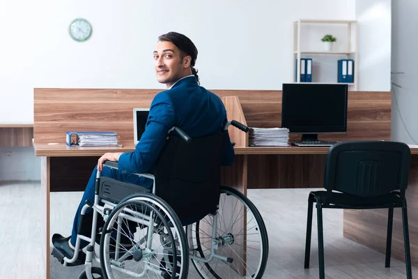 Jovem empregado do sexo masculino em cadeira de rodas — Fotografia de Stock