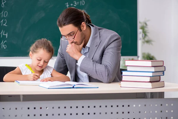 Lärare med ung flicka i klassrummet — Stockfoto