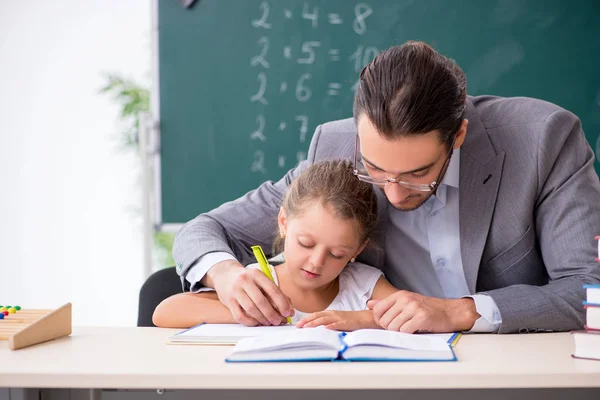 Leraar met jong meisje in de klas — Stockfoto