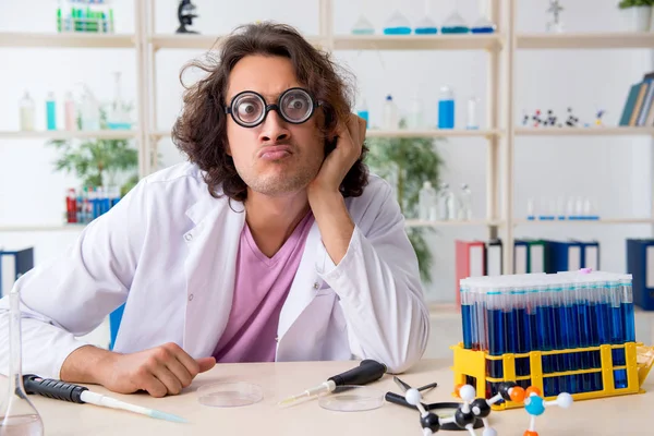 Legrační mužský chemik pracující v laboratoři — Stock fotografie