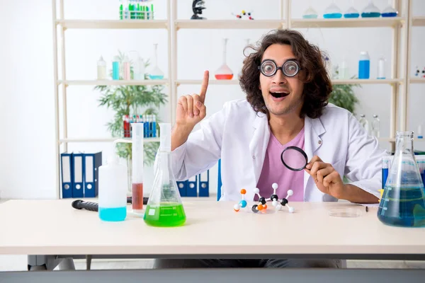 Zabawny chemik pracujący w laboratorium. — Zdjęcie stockowe