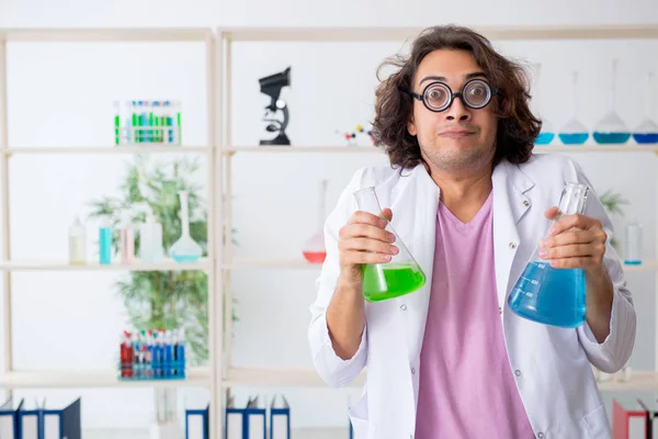 Químico masculino engraçado trabalhando no laboratório — Fotografia de Stock