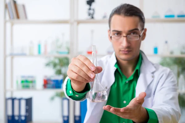 Jeune professeur de chimiste masculin dans le laboratoire — Photo