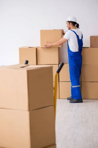 Jonge mannelijke professionele verhuizer doet home relocation — Stockfoto