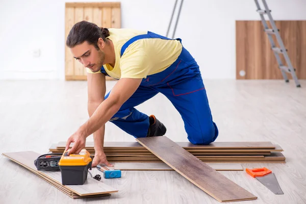 Joven contratista masculino trabajando en interiores — Foto de Stock